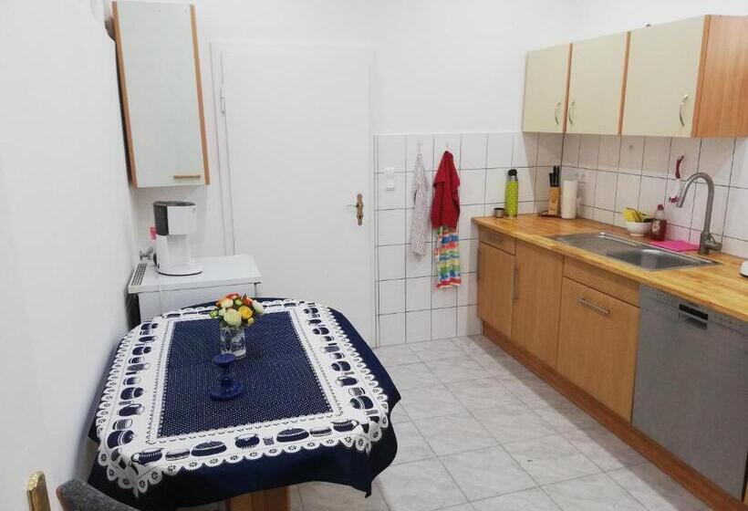 חדר סטנדרט לשלושה עם חדר אמבטיה משוף, Lucky Hostel