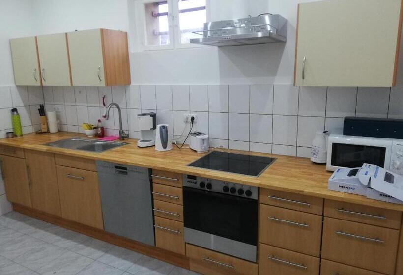 חדר סטנדרט לשלושה עם חדר אמבטיה משוף, Lucky Hostel