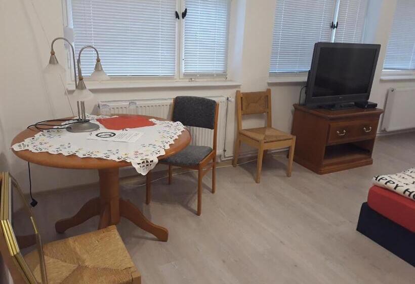 חדר סטנדרט לשלושה עם חדר אמבטיה משוף, Lucky Hostel