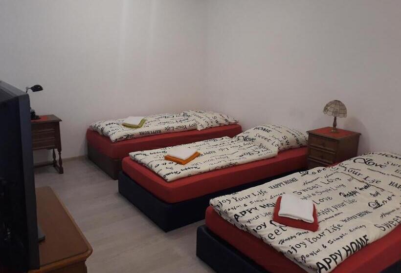 Трехместный Номер Стандарт Совместная Ванная, Lucky Hostel