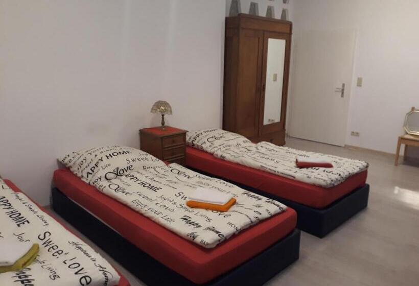 חדר סטנדרט לשלושה עם חדר אמבטיה משוף, Lucky Hostel