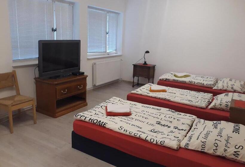 חדר סטנדרט לשלושה עם חדר אמבטיה משוף, Lucky Hostel