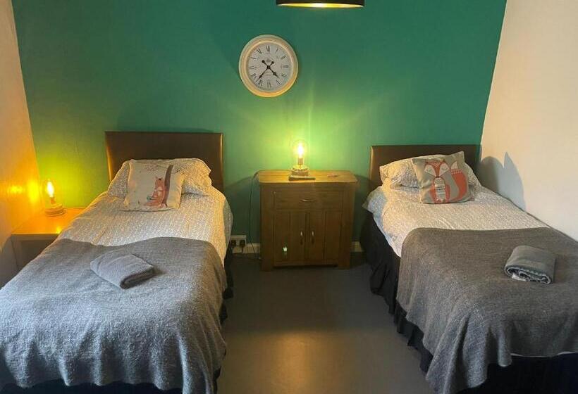 غرفة قياسية حمام مشترك, The Fox