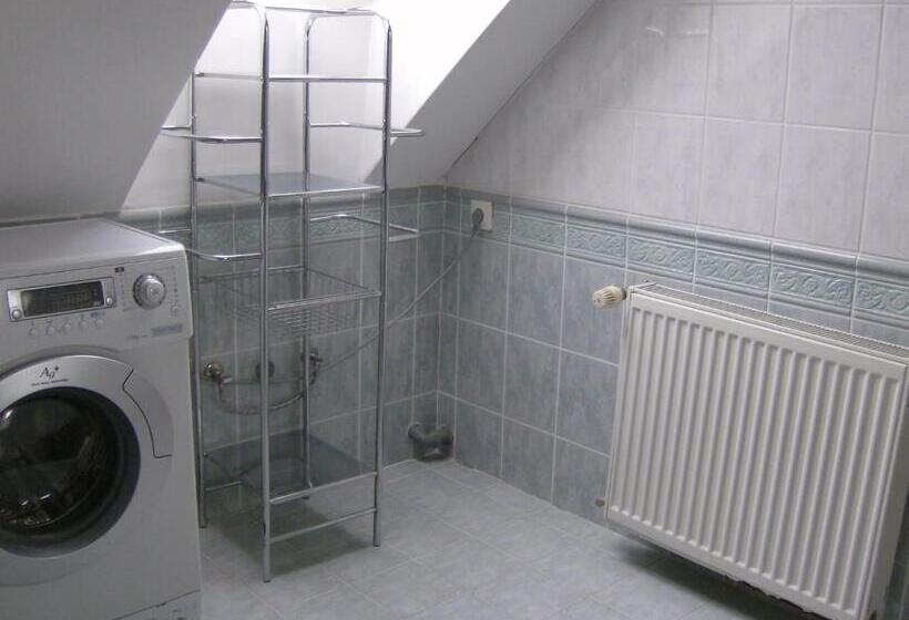 Standardrum Delat Badrum, Csapd Le Csacsi Vendégház