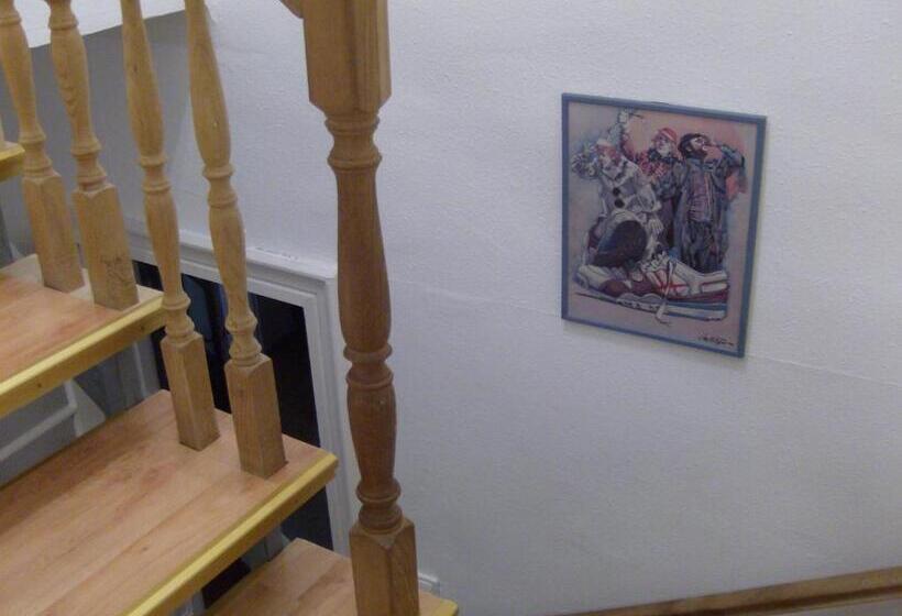 Standardrum Delat Badrum, Csapd Le Csacsi Vendégház