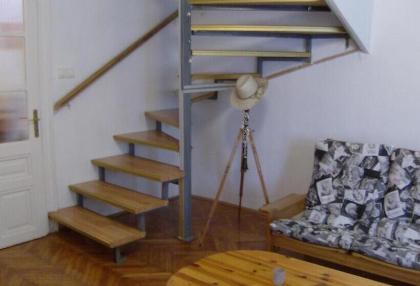 Standardrum, Csapd Le Csacsi Vendégház