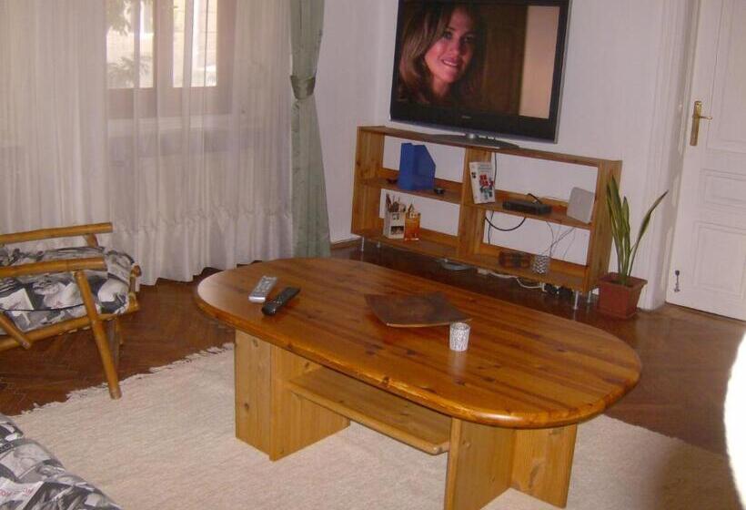 Standardrum Delat Badrum, Csapd Le Csacsi Vendégház