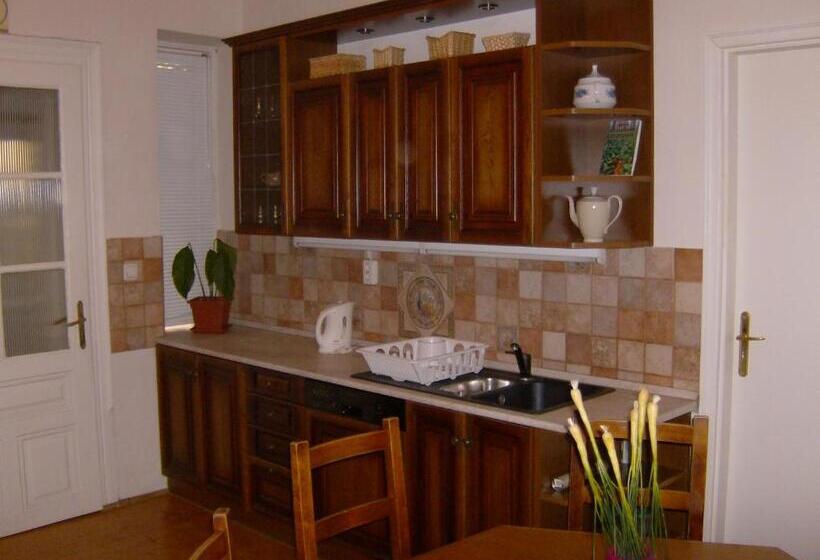 Standardrum Delat Badrum, Csapd Le Csacsi Vendégház