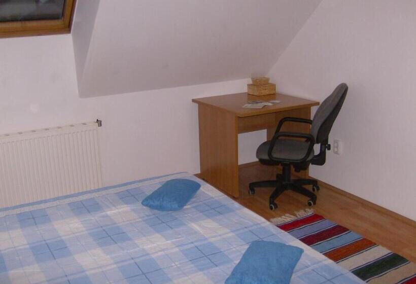 Standardrum Delat Badrum, Csapd Le Csacsi Vendégház