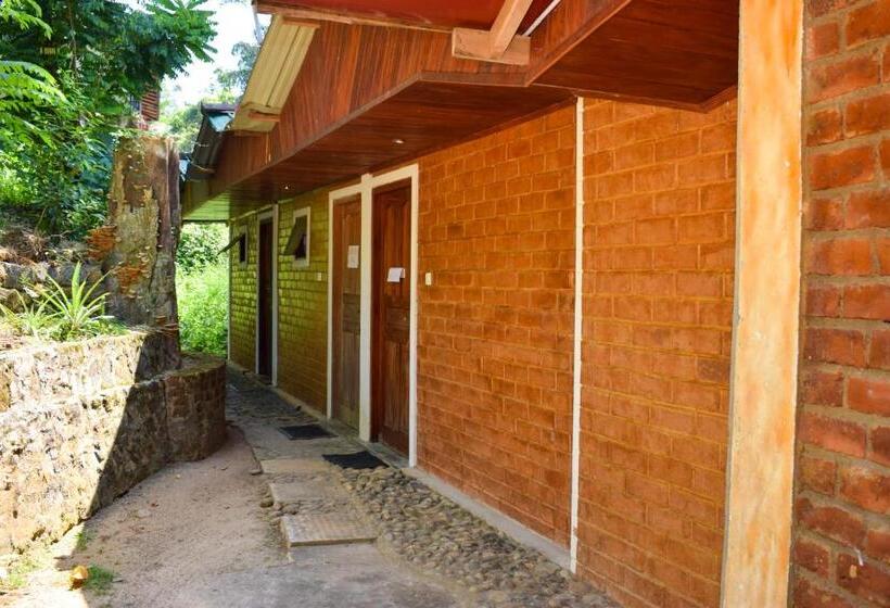 Deluxe room with river view, Rafters Retreat