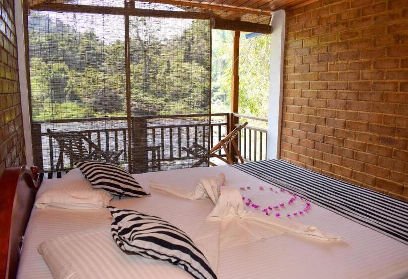 Deluxe room with river view, Rafters Retreat