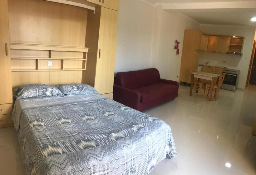 استودیوی استاندارد, The Triton