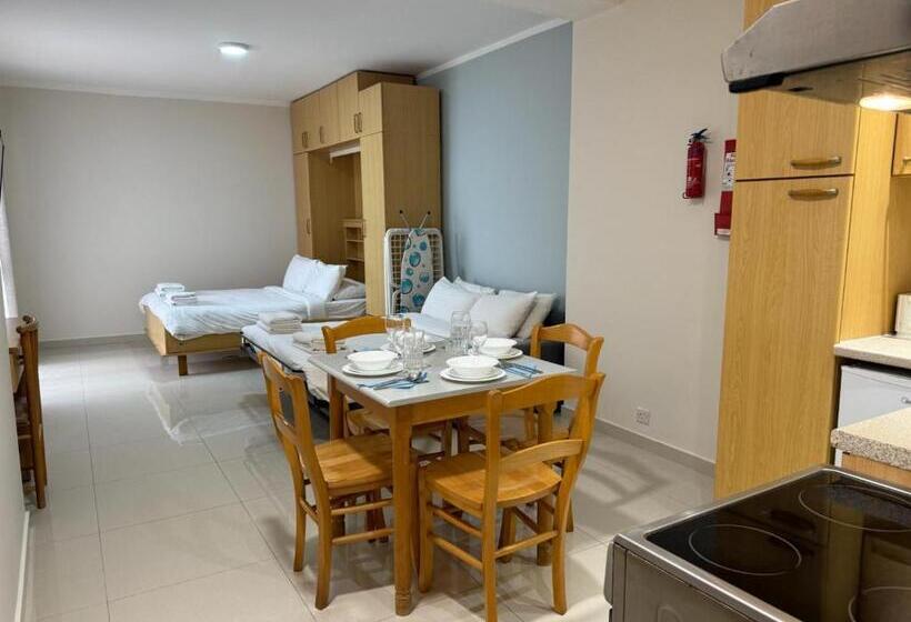 استودیوی استاندارد, The Triton