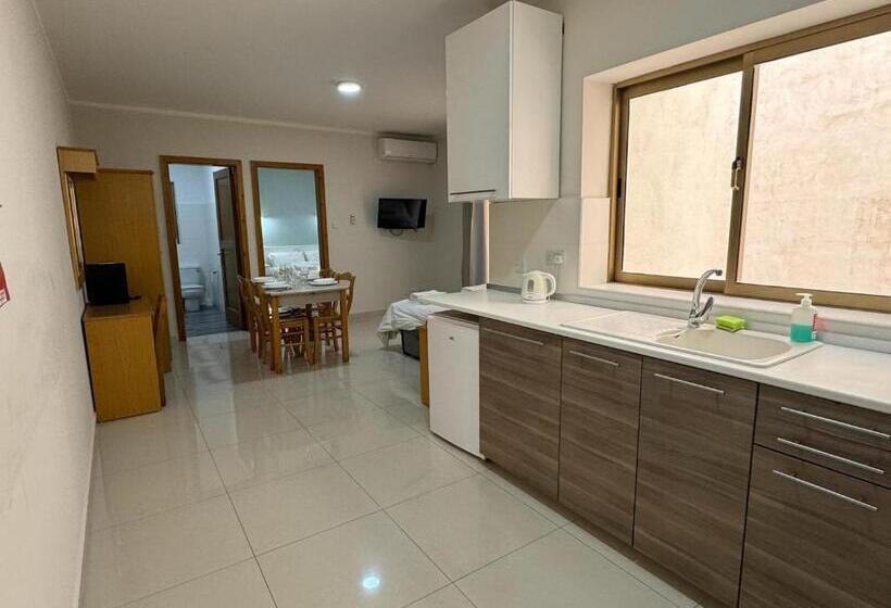 آپارتمان 1 خوابه با بالکن, The Triton