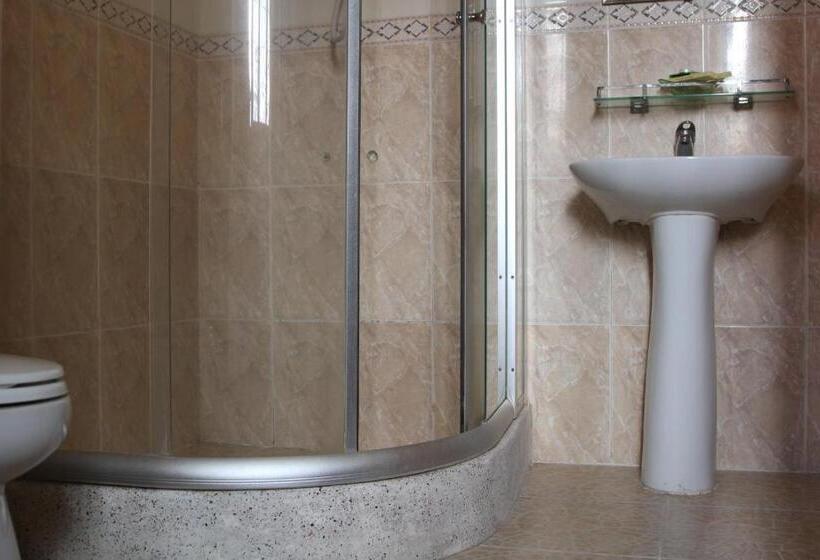 חדר סטנדרט לשלושה, Golden Noura Villa Pub & Restaurant