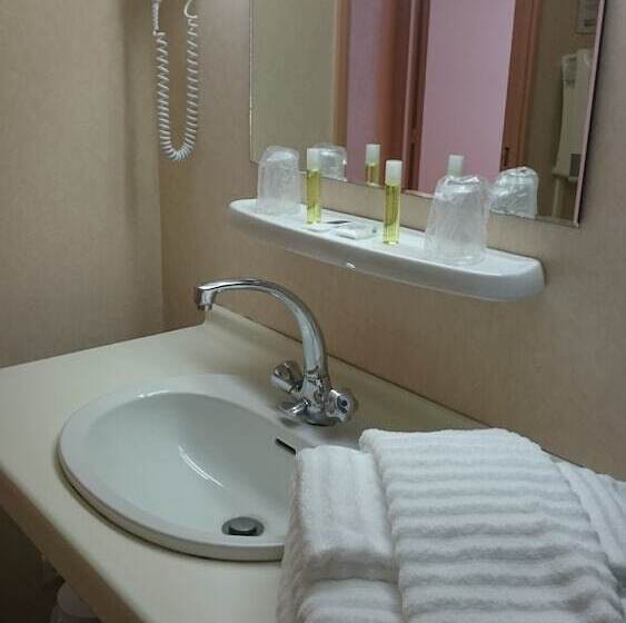 غرفة قياسية ثلاثية, Brit Hotel Du Ban