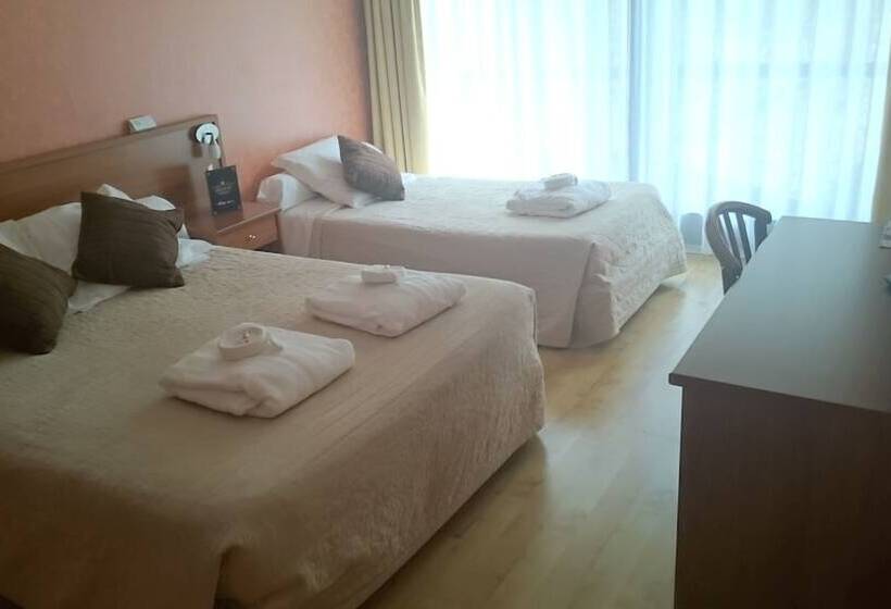 Номер Стандарт Трехместный, Brit Hotel Du Ban