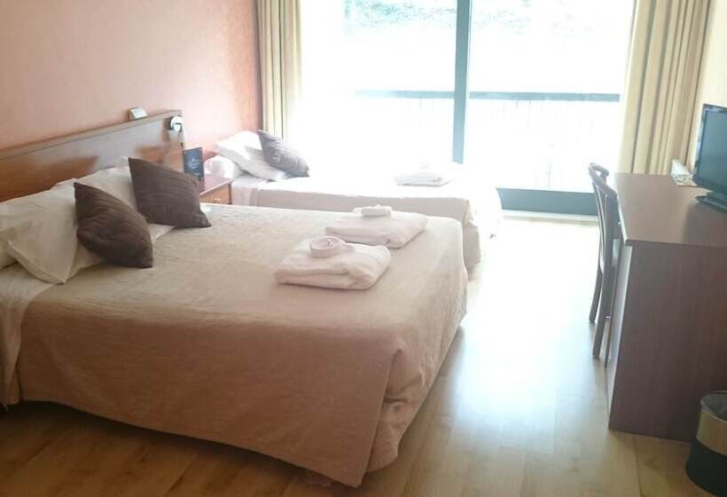 غرفة قياسية ثلاثية, Brit Hotel Du Ban