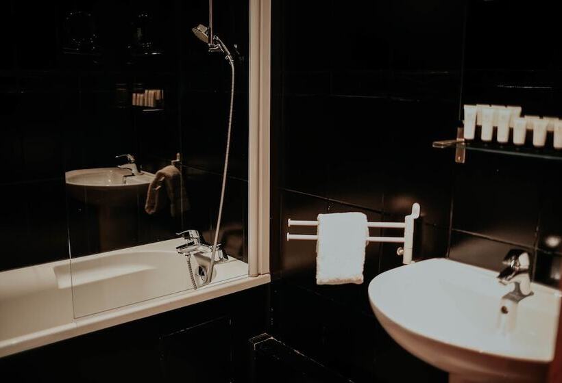 اتاق استاندارد سه نفره, Cecyl Reims Centre