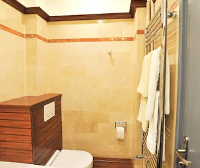 חדר סטנדרט לשלושה, Des Falaises