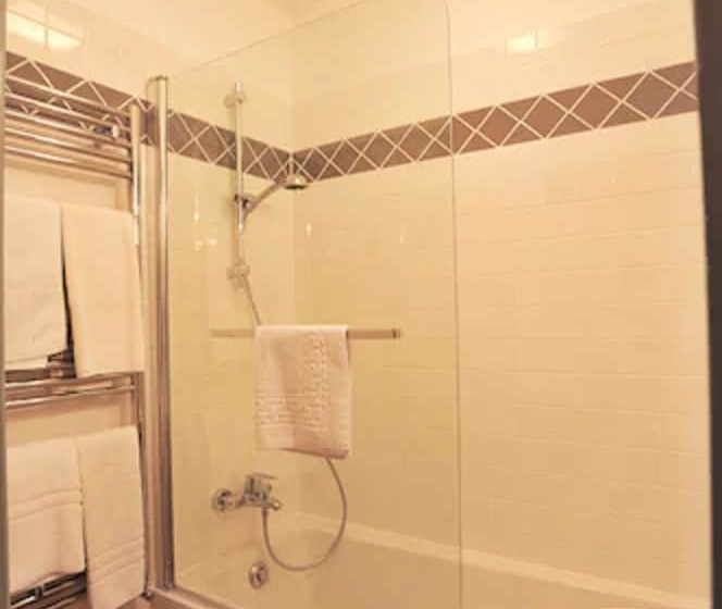 חדר סטנדרט לשלושה, Des Falaises