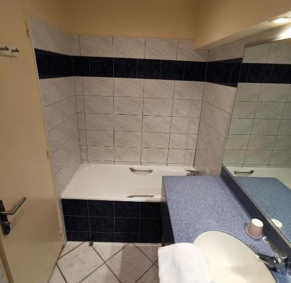 חדר סופריור, Des Falaises