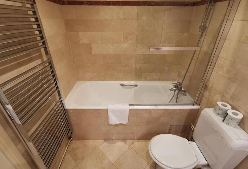 חדר משפחתי, Des Falaises