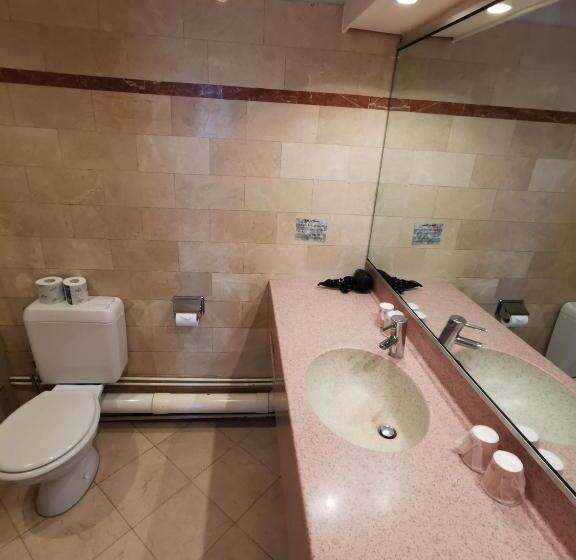 חדר משפחתי, Des Falaises