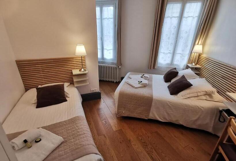 חדר סטנדרט לשלושה, Des Falaises