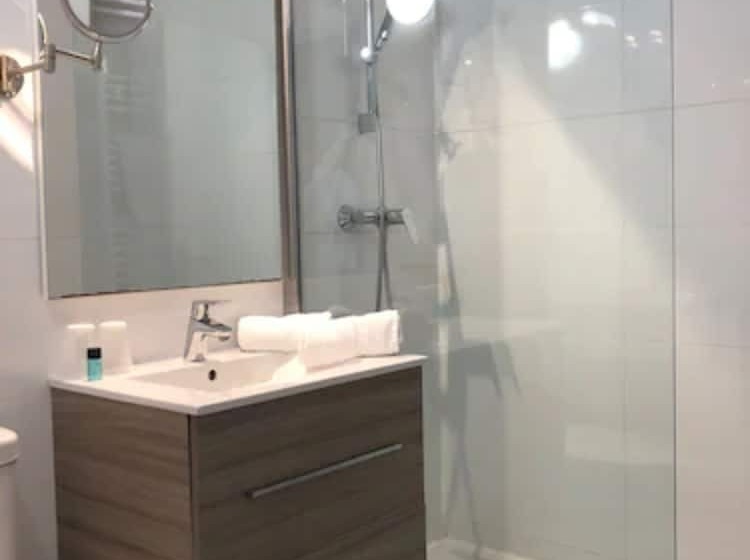 标准三人间, Les Jardins De Cassis