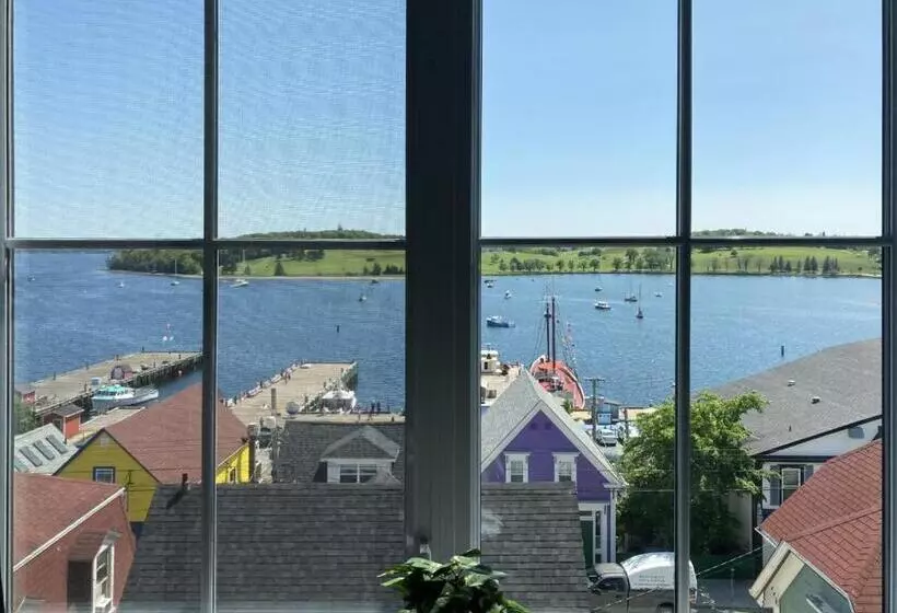 Superior-huone, Lunenburg Arms