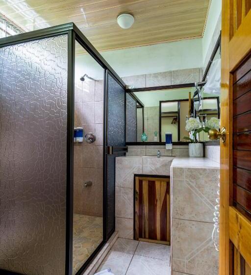 Номер Стандарт, Ara Ambigua Lodge