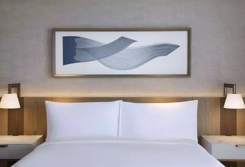 Standard Room King Bed Adapted for people with reduced mobility, Hilton Istanbul Bomonti Hotel & Conference Center