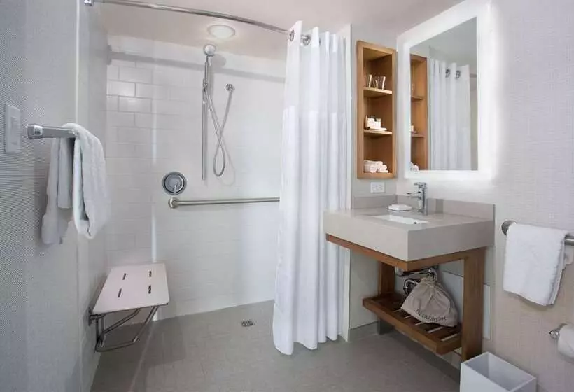 Standard Room King Bed Adapted for people with reduced mobility, Hilton Istanbul Bomonti Hotel & Conference Center