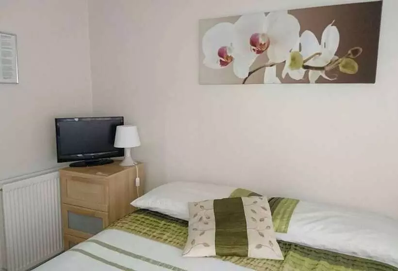 Comfort Kolmen Hengen Huone, Apple House Guesthouse Heathrow Airport