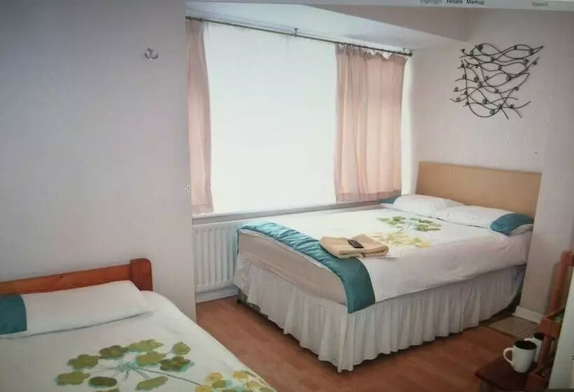 Comfort Kolmen Hengen Huone, Apple House Guesthouse Heathrow Airport
