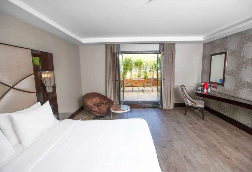 Deluxe Room King Size Bed