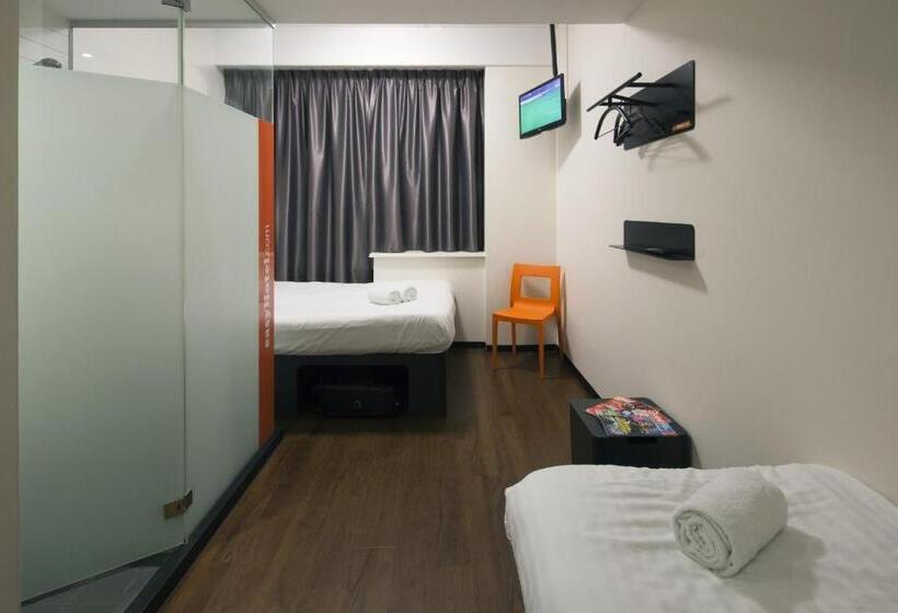 Номер Стандарт Трехместный, Easyhotel The Hague City Centre