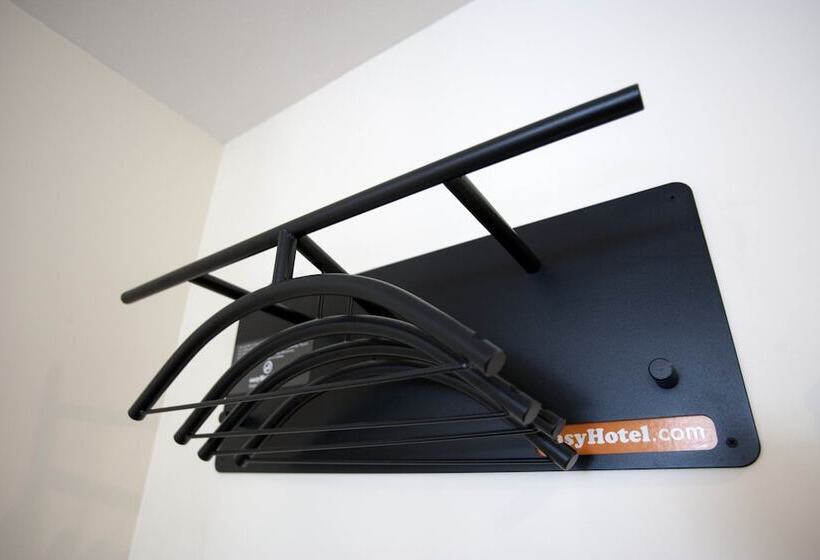 Номер Basic, Easyhotel The Hague City Centre