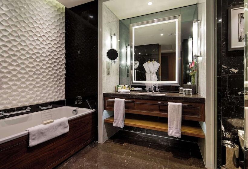 Executive Room, Hilton Istanbul Bomonti Hotel & Conference Center