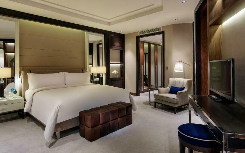 Executive Suite King Bed, Hilton Istanbul Bomonti Hotel & Conference Center