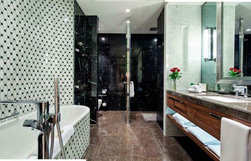 Executive Suite King Bed, Hilton Istanbul Bomonti Hotel & Conference Center