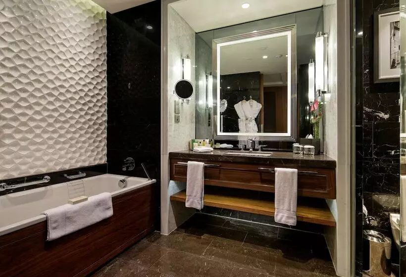 Executive Room, Hilton Istanbul Bomonti Hotel & Conference Center