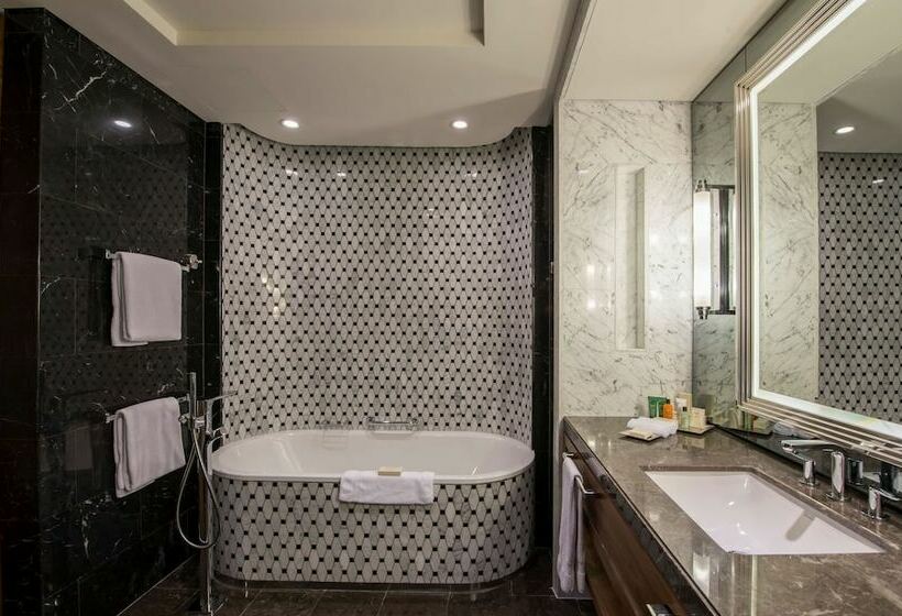 Executive Room, Hilton Istanbul Bomonti Hotel & Conference Center