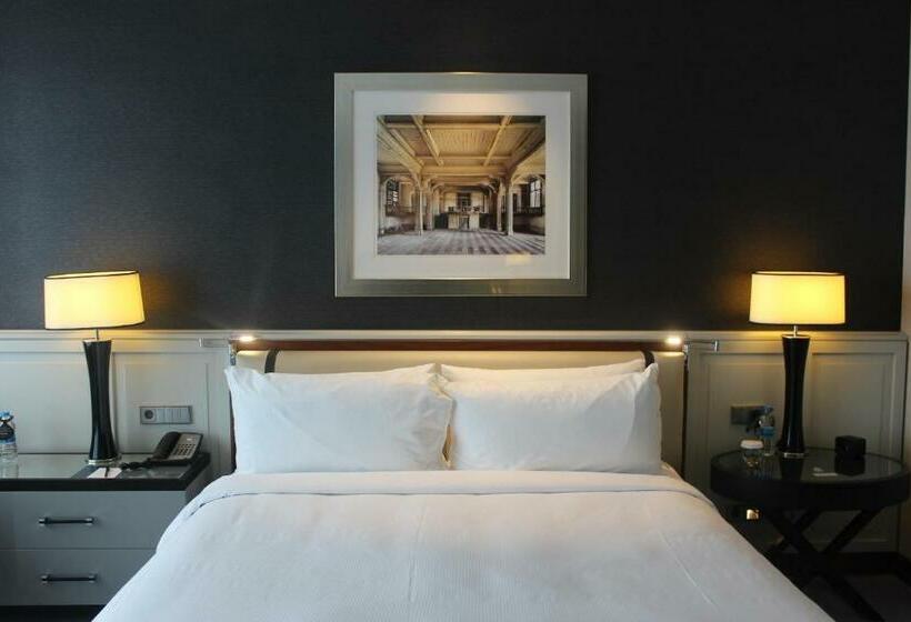 Standard Room King Bed Adapted for people with reduced mobility, Hilton Istanbul Bomonti Hotel & Conference Center