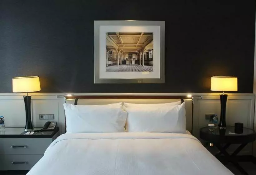 Standard Room King Size Bed, Hilton Istanbul Bomonti Hotel & Conference Center