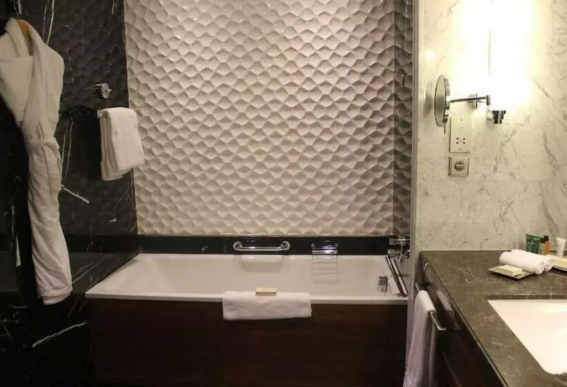 Standard Room King Size Bed, Hilton Istanbul Bomonti Hotel & Conference Center