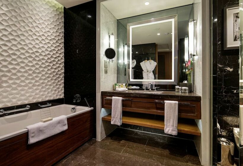 Executive Room Sea View, Hilton Istanbul Bomonti Hotel & Conference Center