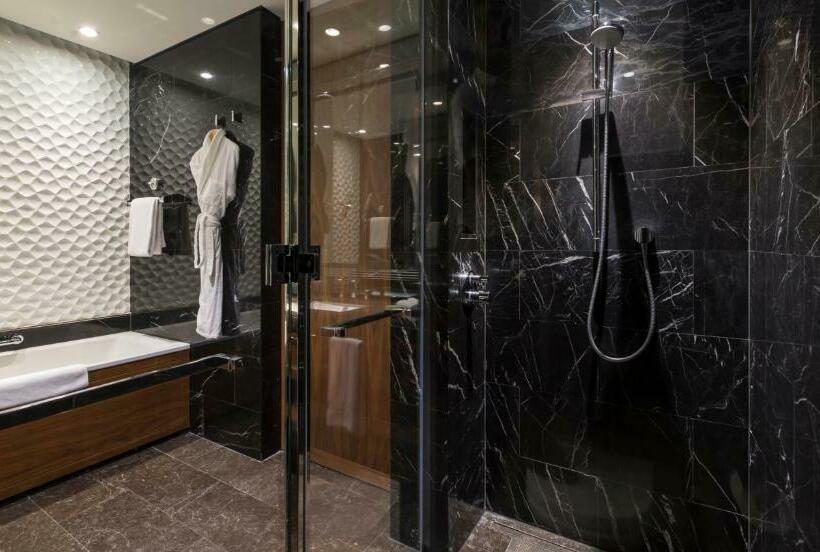 Deluxe Room King Size Bed, Hilton Istanbul Bomonti Hotel & Conference Center