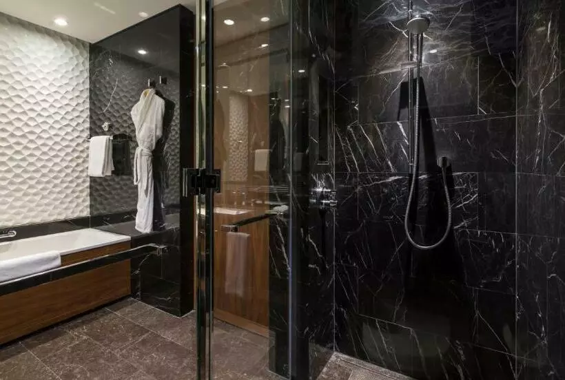 Deluxe Room King Size Bed, Hilton Istanbul Bomonti Hotel & Conference Center